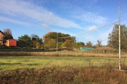 Blick vom Volleyballfeld nach vorn