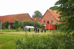 Ballspiel auf dem Sportplatz